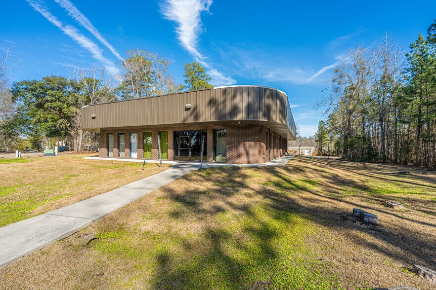 More Photos Of 105 Lamplight Cir, Summerville Flex For Sale
