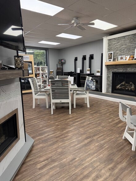 More Photos Of 571 Broad St, New London Freestanding For Lease