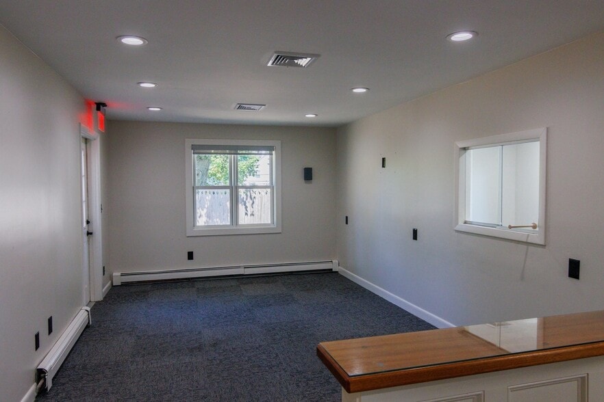 More Photos Of 114 High St, Wareham Office For Sale