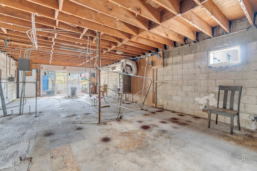 More Photos Of 1083 SE 17th St, Fort Lauderdale Convenience Store For Sale