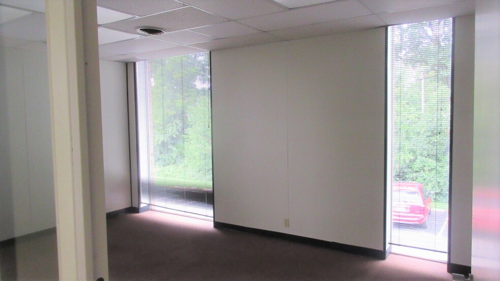 More Photos Of 1657 Commerce Dr, South Bend Coworking Space