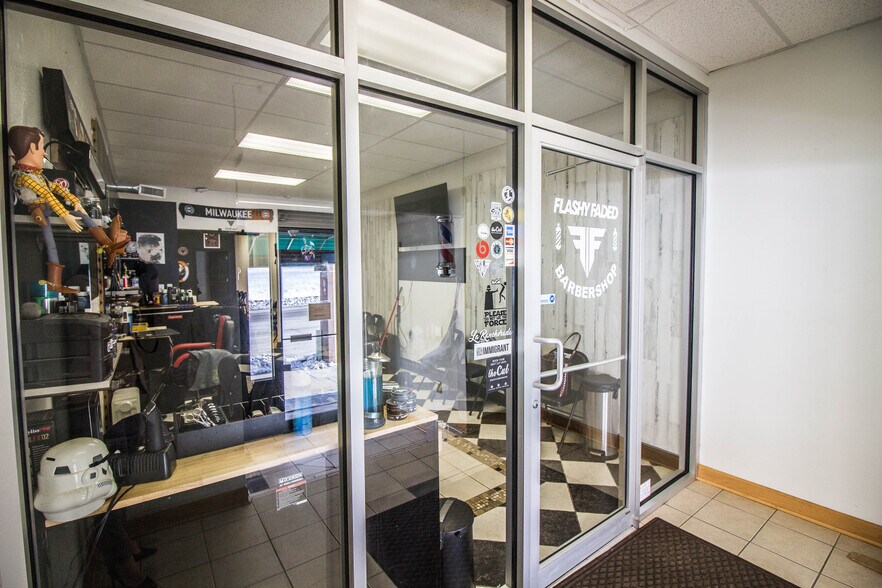 More Photos Of 2510 S Kinnickinnic Ave, Milwaukee Storefront For Sale