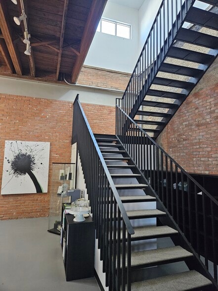 More Photos Of 3116 Commerce St, Dallas Office For Lease