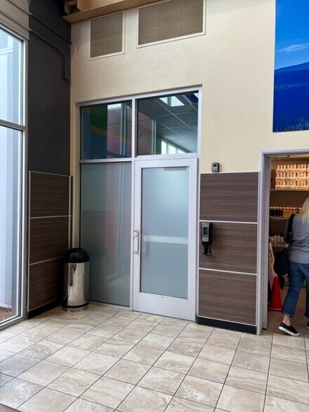 More Photos Of 465 W Arlington St, Gladstone General Retail For Sale