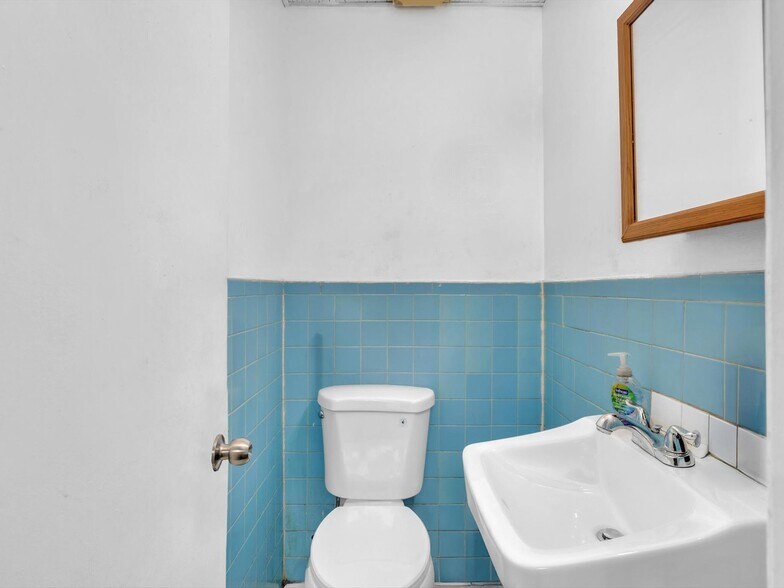 More Photos Of 1451 W Flagler St, Miami General Retail For Sale