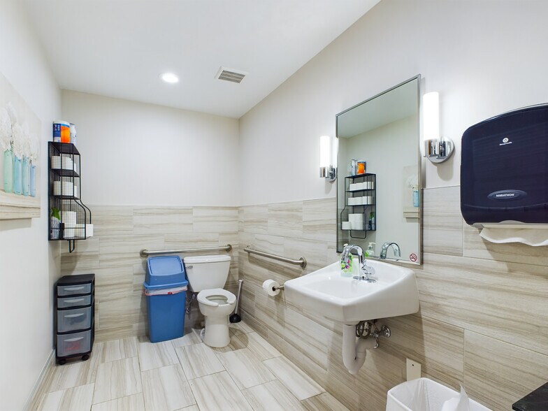 More Photos Of 1407 W University Dr, McKinney Medical For Sale