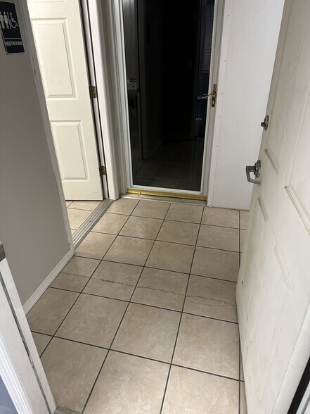 More Photos Of 3111 Skyway Cir, Melbourne Warehouse For Lease