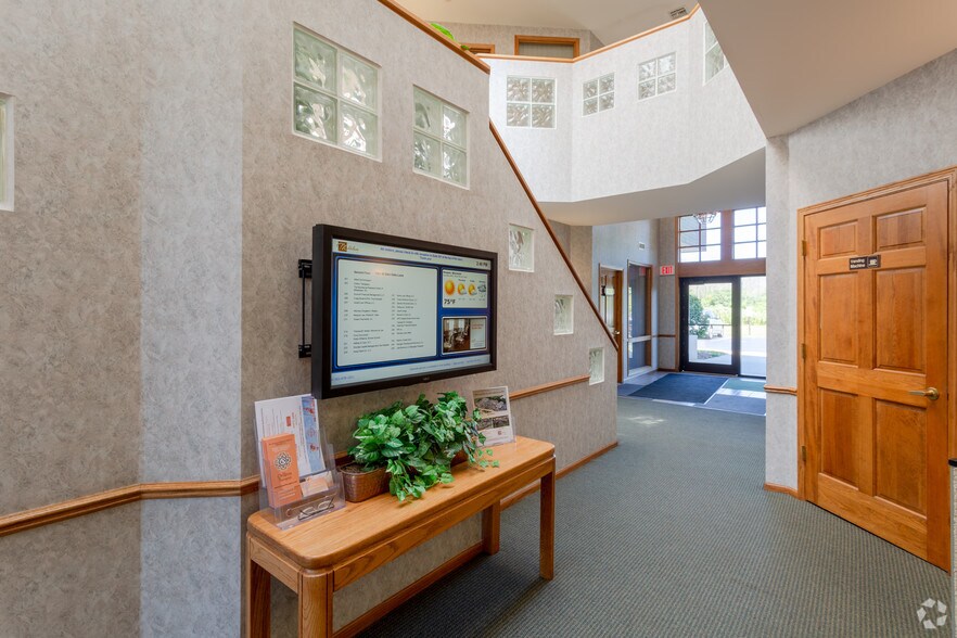 More Photos Of 1001 W Glen Oaks Ln, Mequon Office For Lease