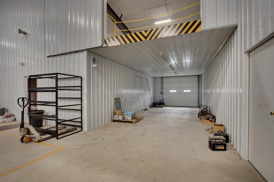 More Photos Of 25137 Outer Road 27, Wayland Auto Repair For Lease