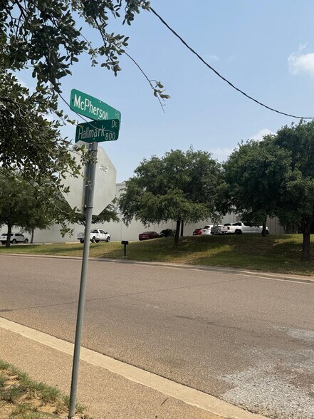 More Photos Of 801 Hallmark Dr, Laredo Warehouse For Lease