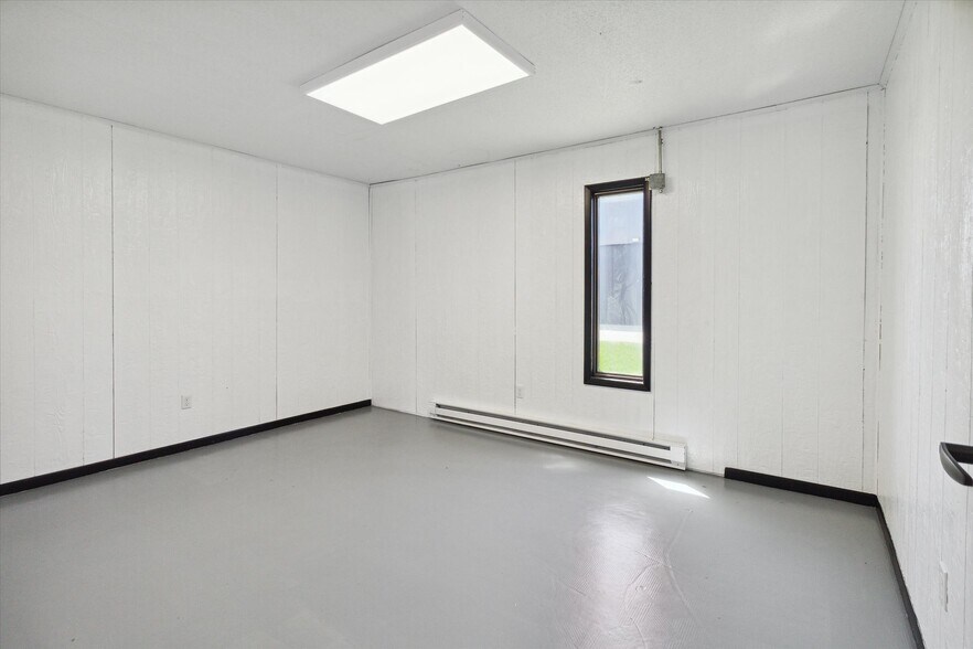 More Photos Of 1395 W Monroe Rd, Saint Louis Office For Sale