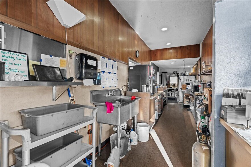 More Photos Of 535 S Columbia River Hwy, Saint Helens General Retail For Lease