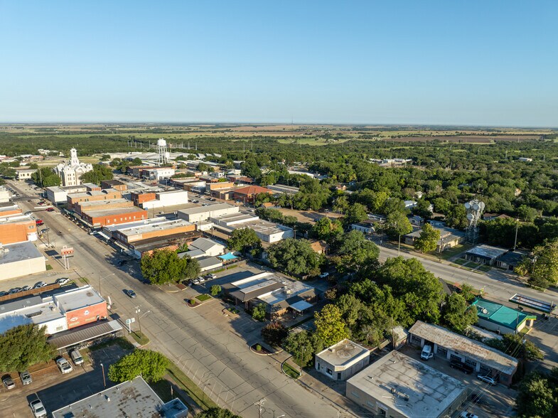 More Photos Of 231 E Elm St, Hillsboro Loft Creative Space For Lease