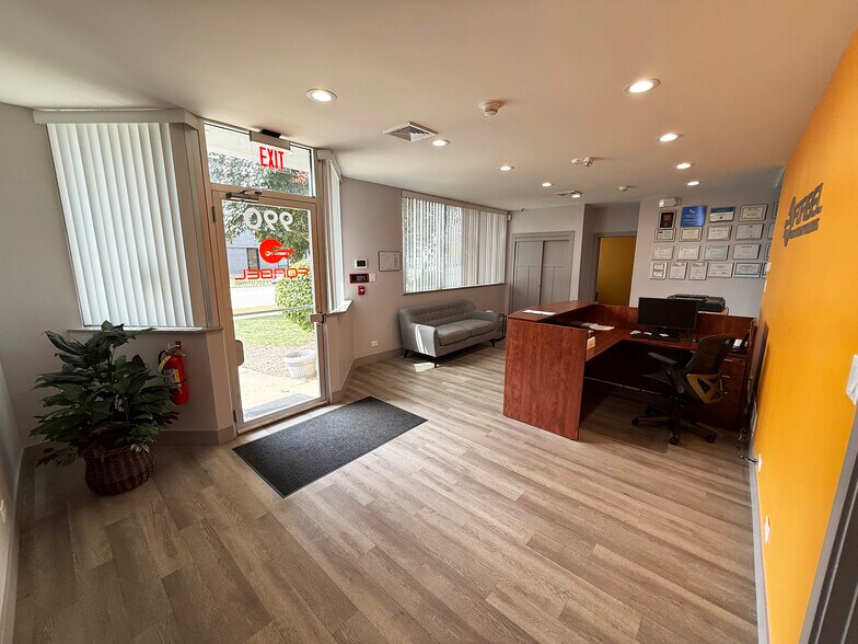 More Photos Of 990 Criss Cir, Elk Grove Village Warehouse For Lease