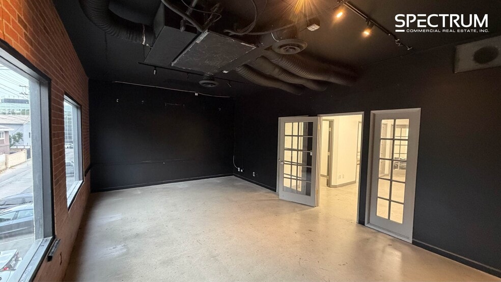 More Photos Of 22837 Ventura Blvd, Woodland Hills Office For Lease