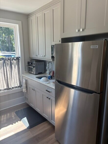 More Photos Of 1100 Palm Blvd, Isle Of Palms Office For Lease