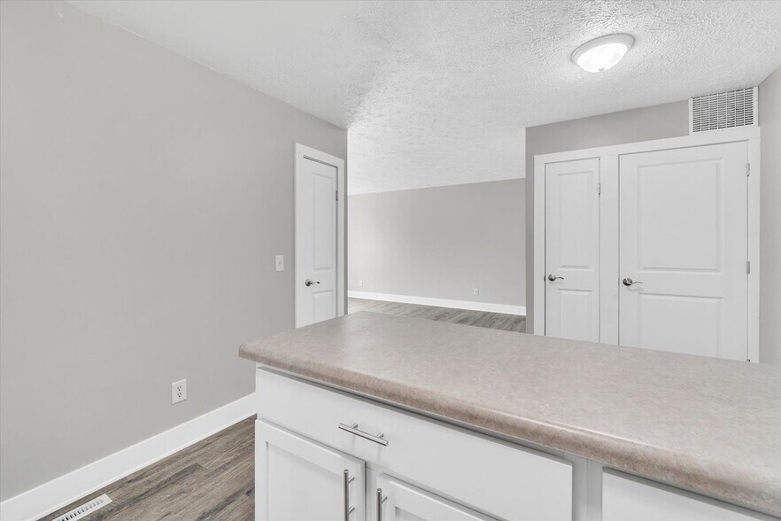 More Photos Of 946 Vincent Ct, Lansing Apartments For Sale