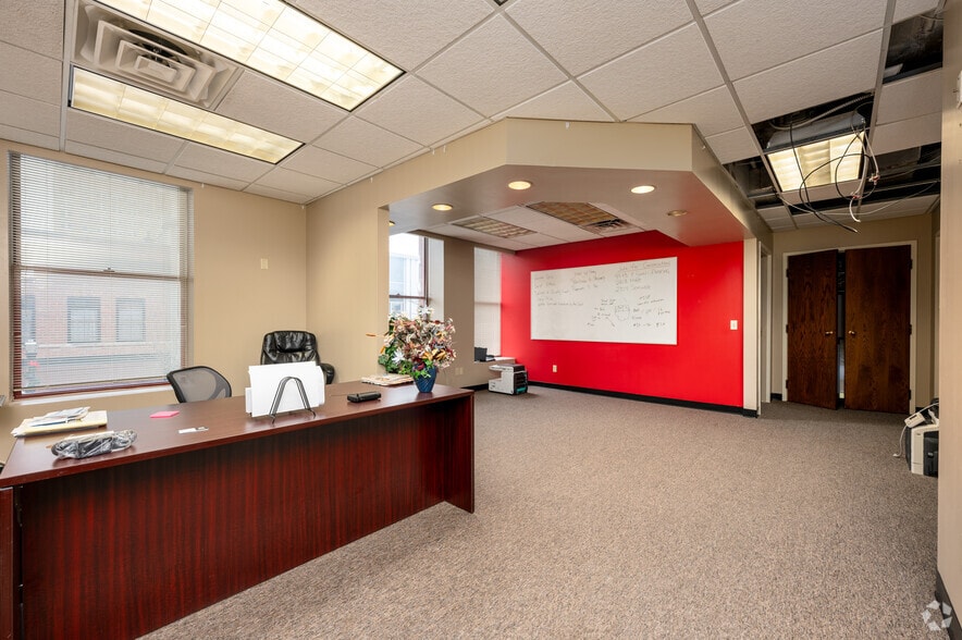 More Photos Of 1106 Meridian St, Anderson Office For Lease