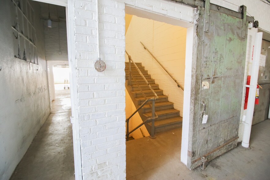 More Photos Of 39 Meade St, Trenton Distribution For Lease