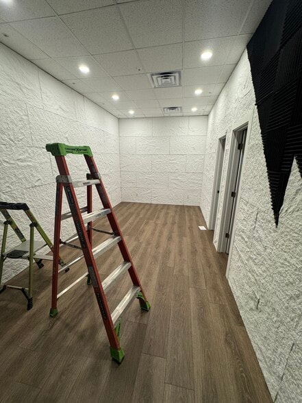 More Photos Of 300 W Broadway St, Prosper Warehouse For Lease