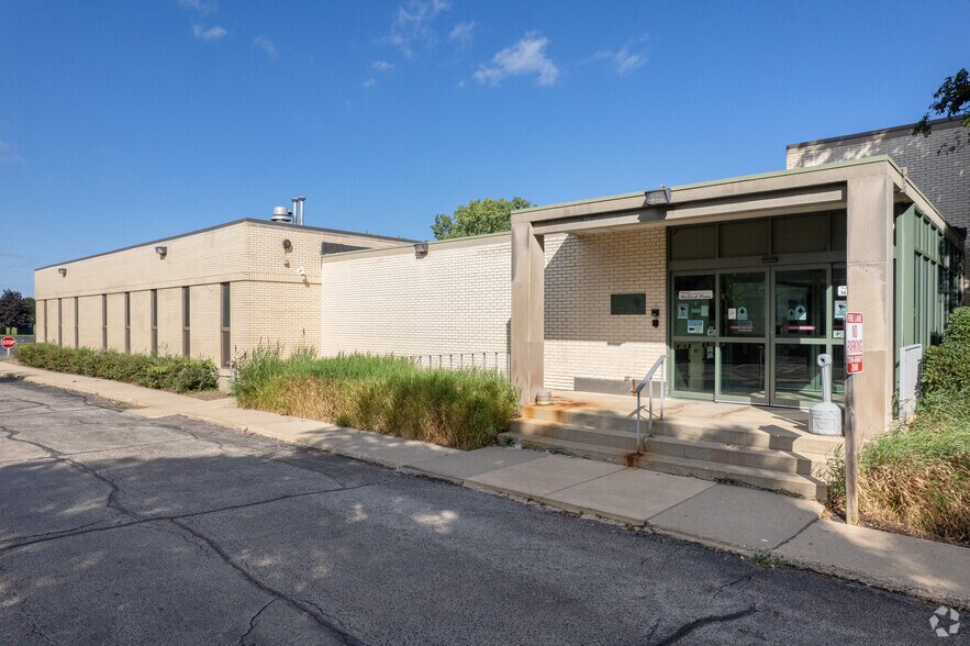 Primary Photo Of 1616 Grand Ave, Waukegan Medical For Lease