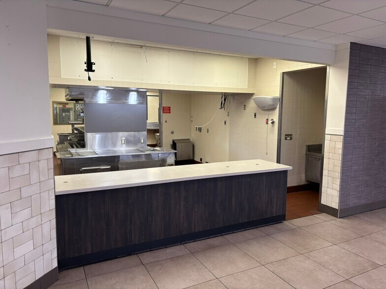 More Photos Of 1302 N 24th St, Clear Lake Fast Food For Lease