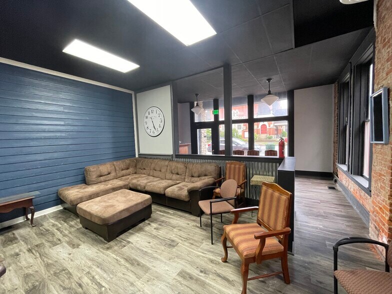 More Photos Of 26 W Broadway St, Shelbyville Office For Lease