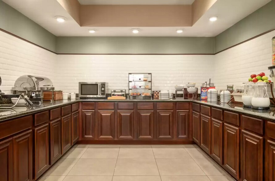 More Photos Of 804 S Leonard Ave, Lima Hotel For Sale