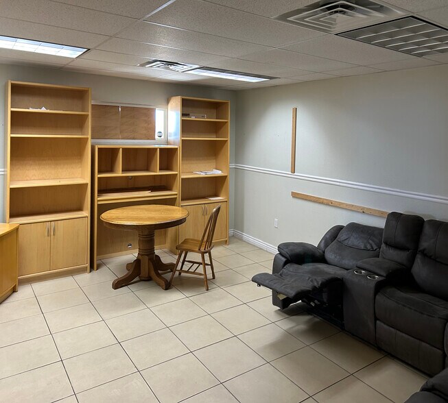 More Photos Of 3255 E Washington St, Phoenix Manufacturing For Lease