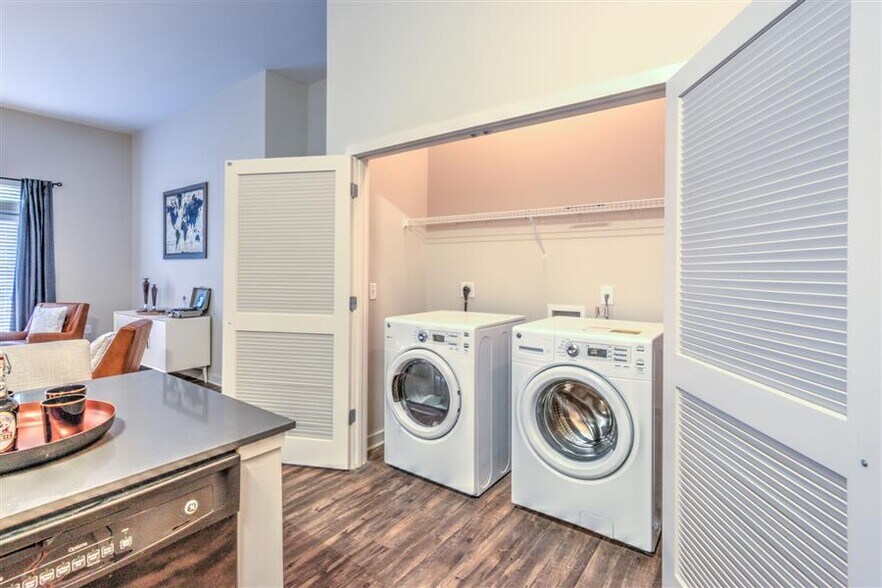 More Photos Of 395 S Highland St, Memphis Apartments For Lease