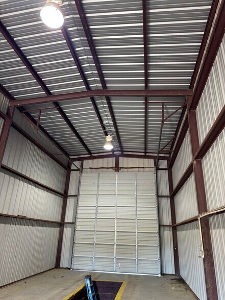 More Photos Of 9182 S US Highway 79, Palestine Service For Lease