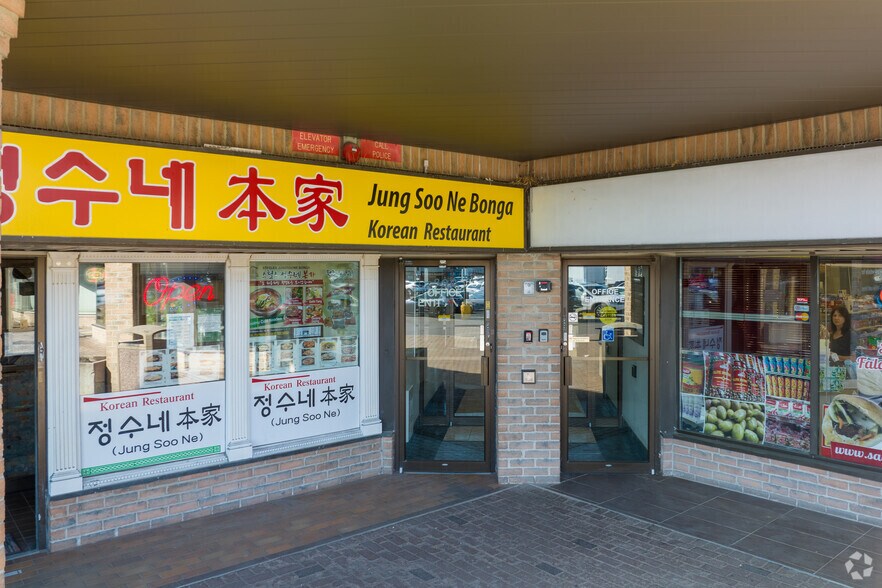 More Photos Of 390 Steeles Ave W, Vaughan Freestanding For Lease