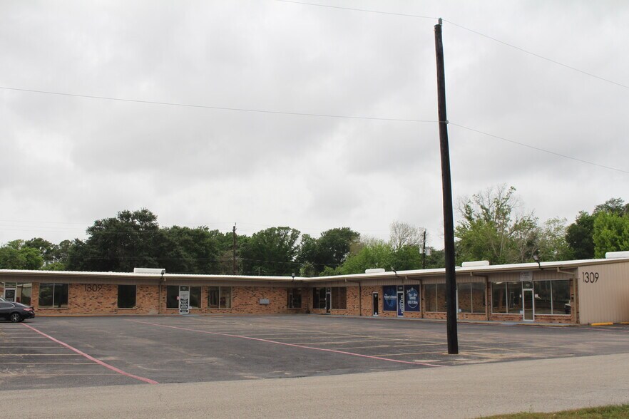 More Photos Of 1301-1309 Sandy Ln, Baytown General Retail For Sale