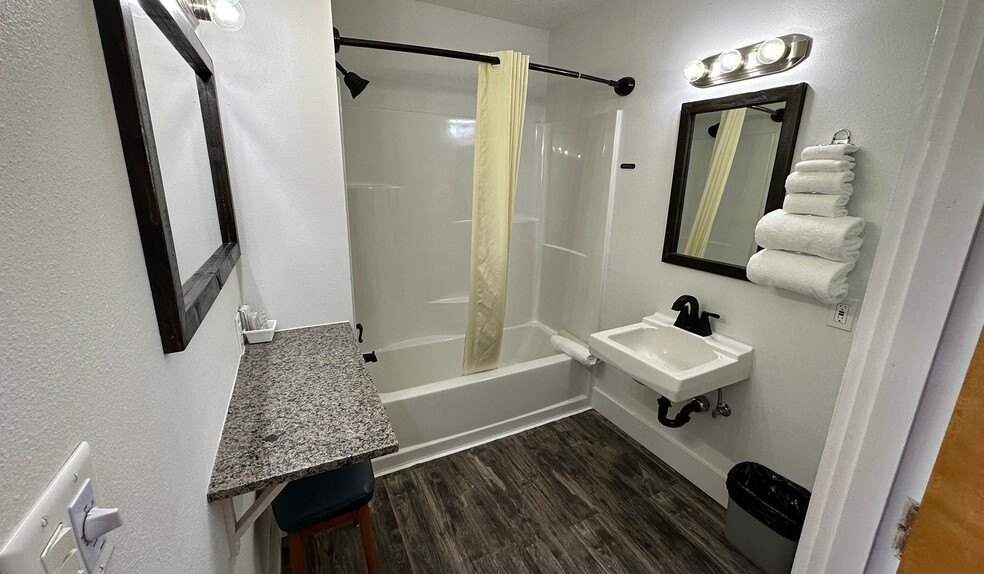 More Photos Of 787 N Central Blvd, Coquille Hotel For Sale