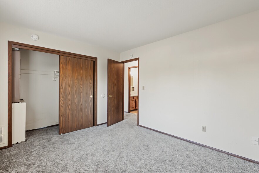 More Photos Of 5555 SW 9th St, Des Moines Apartments For Sale