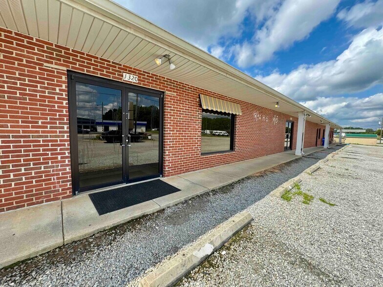 Primary Photo Of 1316-1320 W Danville St, South Hill Office For Lease