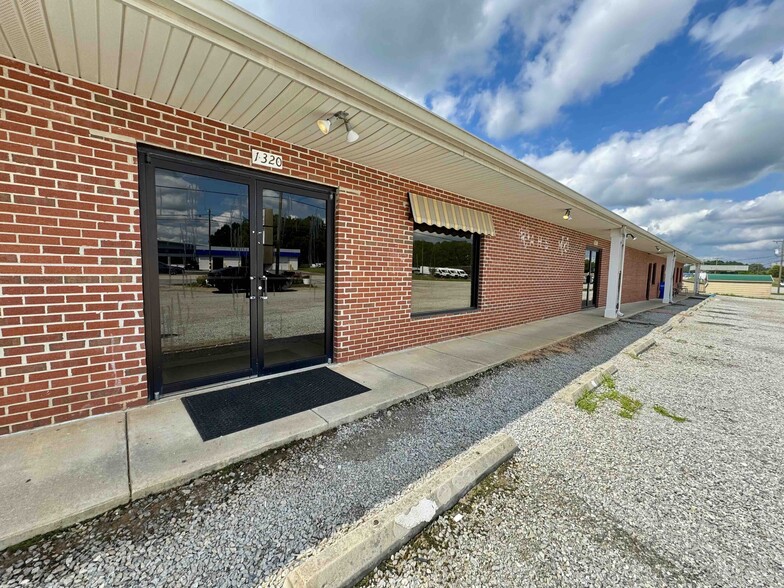 Primary Photo Of 1320 W Danville St, South Hill Office For Lease