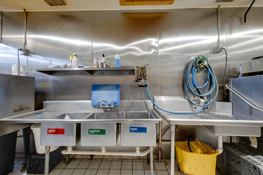 More Photos Of 17589 TX-19 Hwy, Montalba General Retail For Sale