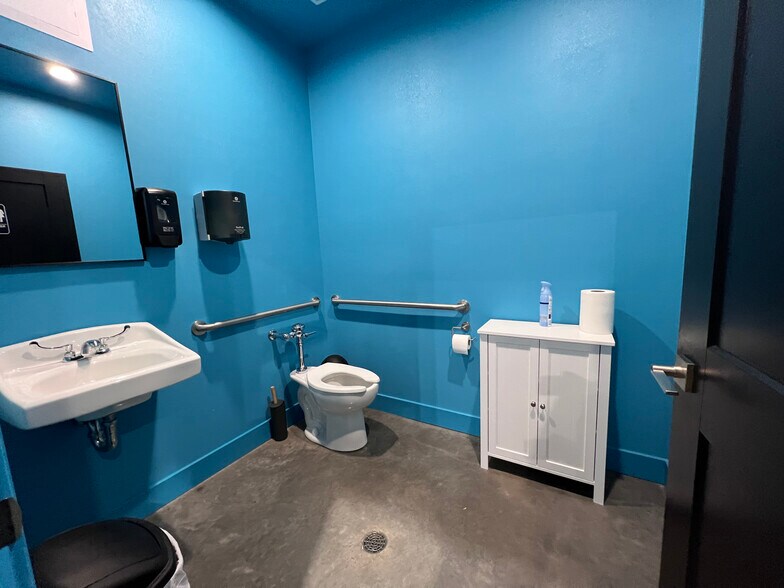 More Photos Of 27 Lighthouse Marina Rd, Sunrise Beach General Retail For Sale