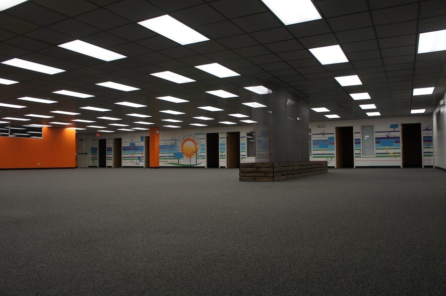 More Photos Of 2400 Industrial Ln, Broomfield Showroom For Lease