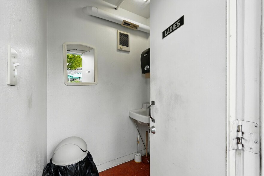 More Photos Of 213 W College Ave, Saint Maries Restaurant For Sale