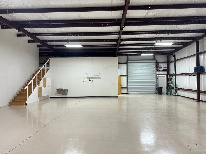 More Photos Of 6679 Treeland Ave, Largo Warehouse For Lease