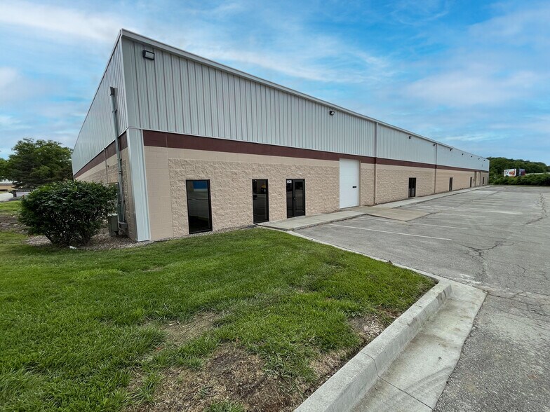 More Photos Of 1920-1938 Foxridge Dr, Kansas City Warehouse For Lease