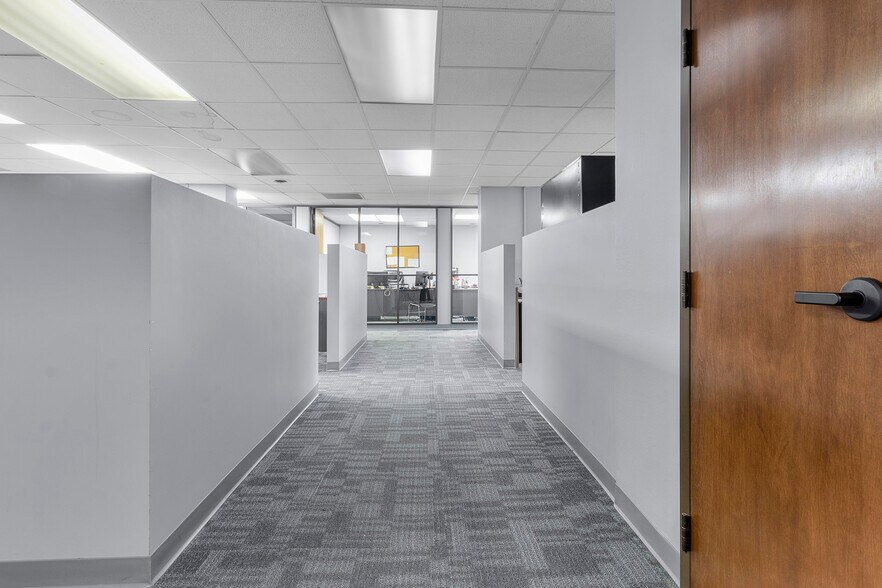 More Photos Of 12-18 N Delaware St, Indianapolis Office For Sale