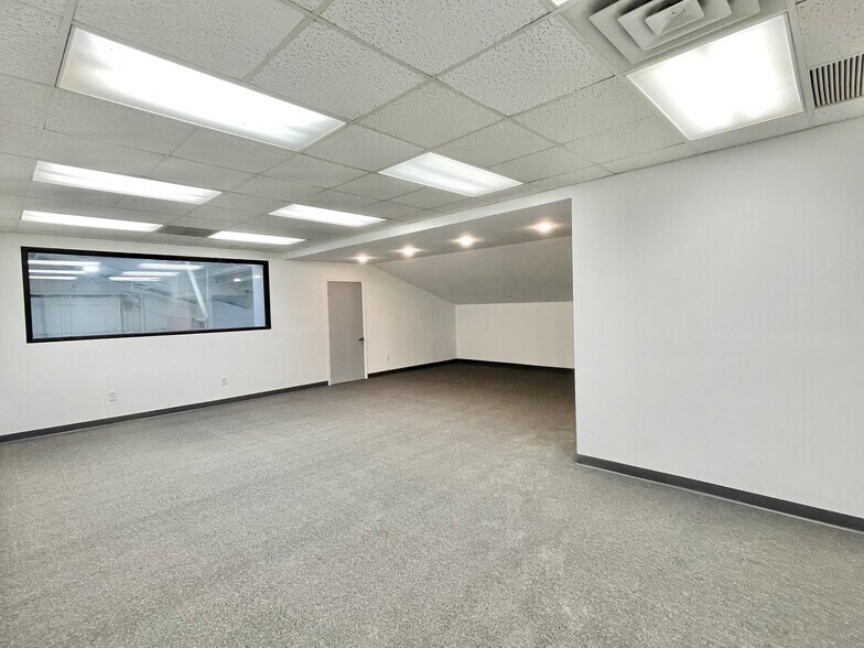 More Photos Of 630 W Lincoln Hwy, Merrillville Showroom For Lease
