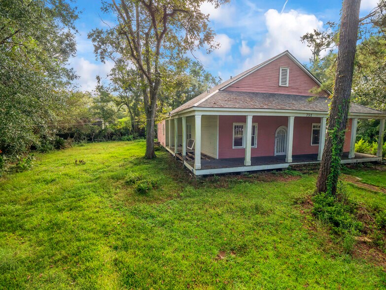 More Photos Of 752 N Columbia St, Covington Office Residential For Sale