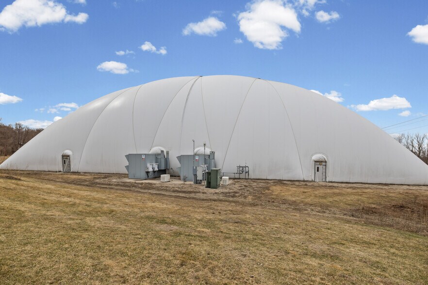 More Photos Of 901 Cannon Rd S, Dundas Sports And Entertainment For Sale