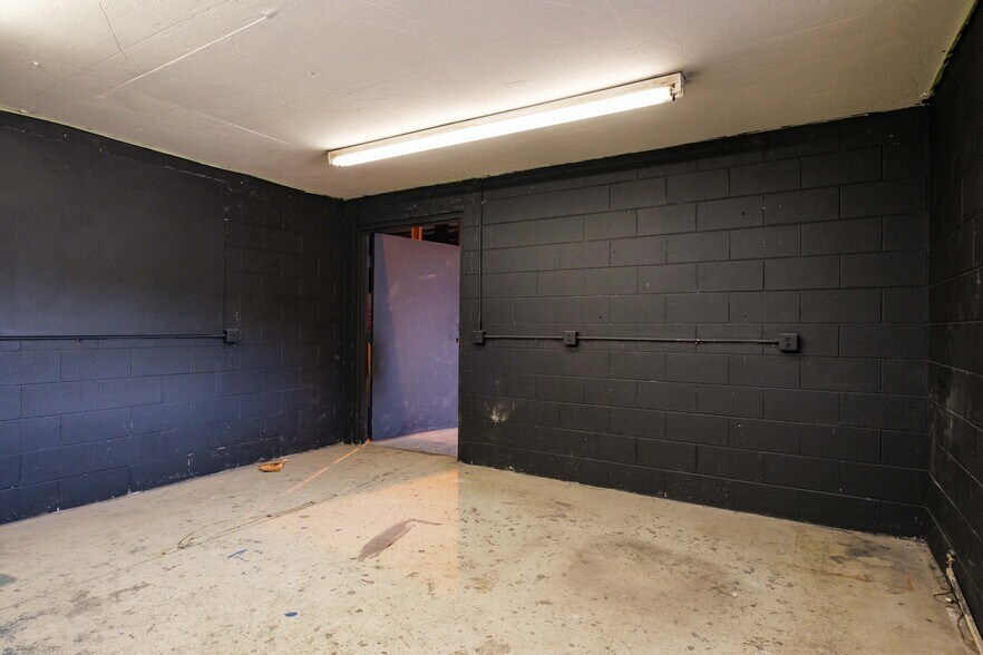 More Photos Of 1680 Country Club Rd, Harrisonburg Flex For Lease