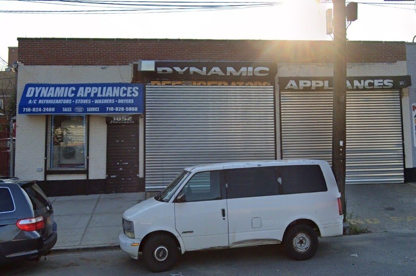 More Photos Of 1852 Bronxdale Ave, Bronx Showroom For Sale
