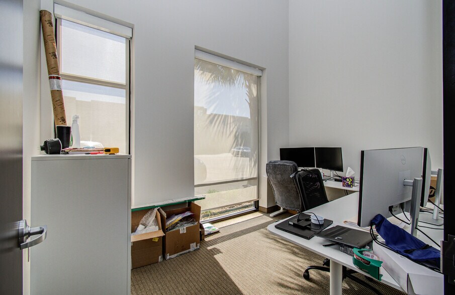 More Photos Of 9330 Kirby Dr, Houston Research And Development For Lease